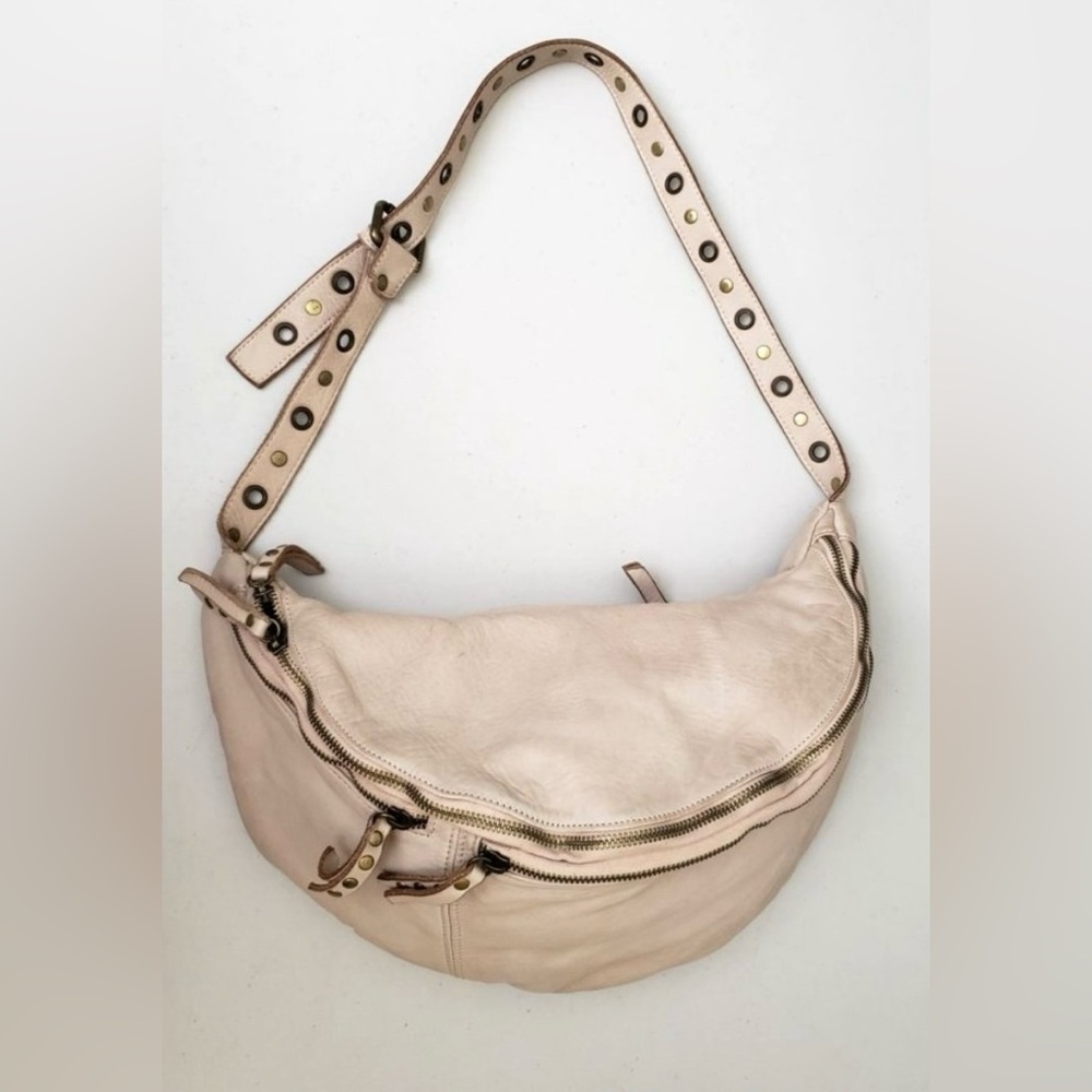 Free People Bolsa Nova Bella Sling Bag in Bone Leather